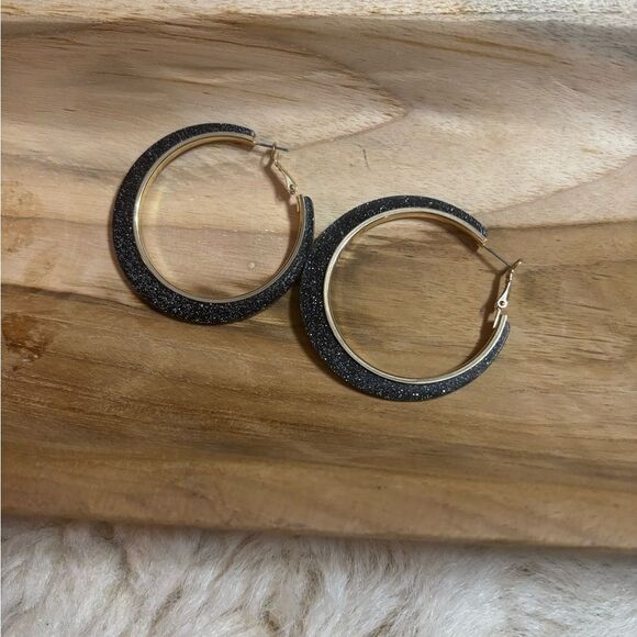 Elegant Black and Gold Hoop Earrings - Picture 3 of 3